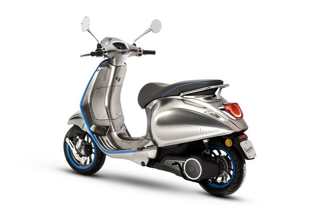 最令人驚喜的就是，VESPA 除了純電機車，還要推出 Elettrica X 油電機車，讓實用性更加提高。