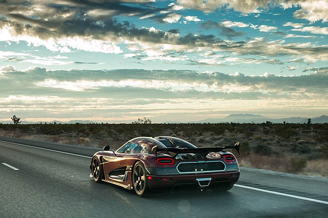 Koenigsegg Agera RS 以每小時 446.97 公里的極速，創造最新的全球最速量產車地位。