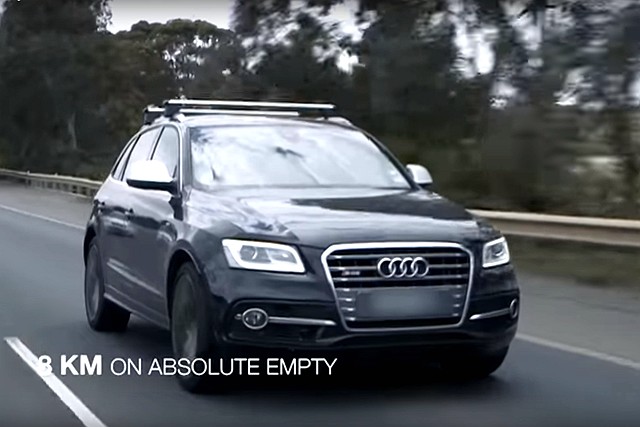 最後這輛 Audi SQ5，在行車電腦顯示剩餘里程為 0 公里後，還能繼續開 111.9 公里遠。不過這是錯誤的示範，因為這有可能會傷害到燃油泵。