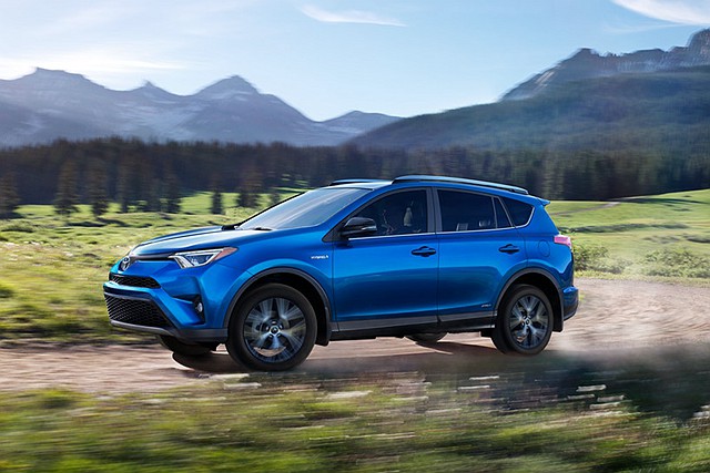 Toyota RAV4 不僅駕駛視覺角度高，更有四輪傳動系統可應付顛簸路面。2016 年上市開賣後就逐漸壓縮 Prius V 的銷售量。