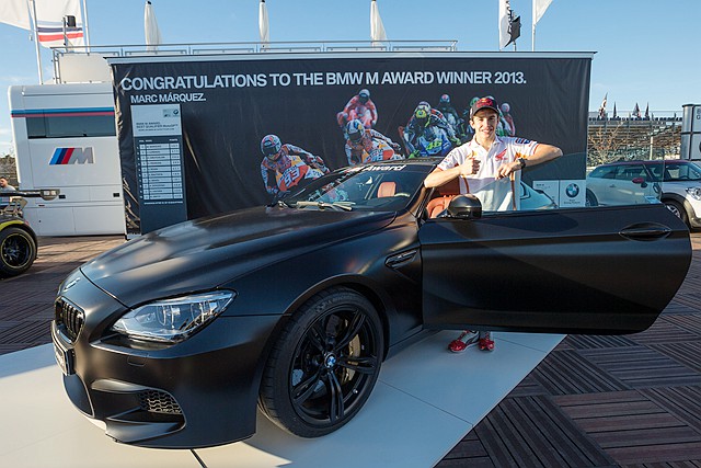 今年芉位王 Marc Marquez，除獲贈一輛 BMW M4 CS 外，其實自 2013 年起就已經連續 5 年獲得 BMW M Power 車款。（圖為 2013 年的 BMW M6 Coupe Frozen Black Metallic ）