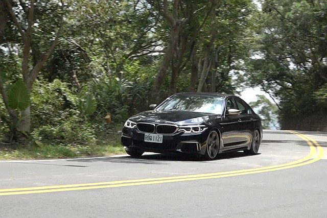 提升抓地能力的 xDrive 智慧型四輪傳動系統,可自行分配前後軸最佳的循跡性,彎道中可提高駕駛的操控信心。