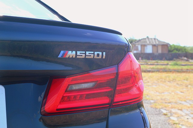 550 不再只是 BMW 5 系列中的大排氣量車款,透過 BMW M Performance 的調校與 xDrive 四驅系統加持,成為一輛全天候豪華戰艦。