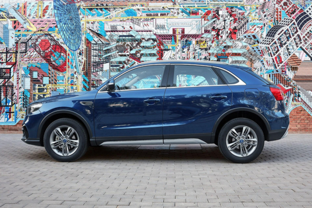 車身側面則像 Audi Q3。