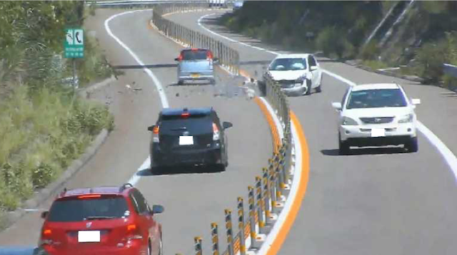 當車輛失控越線，中央分隔桿的鋼絲繩可吸收衝擊力道，並降低車輛速度。