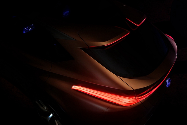 流暢且科技感十足的車尾設計，為 Lexus LF-1 Limitless Concept 概念車的第一印象，完整的樣貌還需要等到明年初底特律車展才會揭曉。