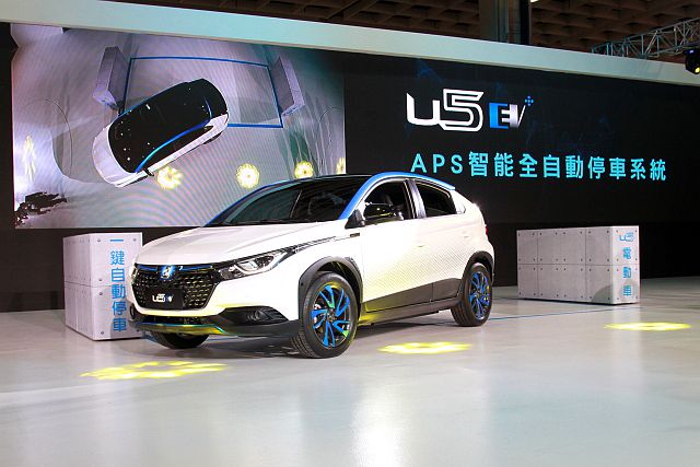 APS 智能全自動停車系統，透過智慧型載具進行遠端遙控，慢速進行路邊平行停車或倒車入庫等任務。