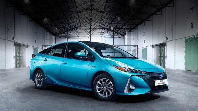 日媒掌握的消息指出,小改款 Prius 將會借鑑 Prius PHV 的部分外觀元素。圖為 Prius PHV。