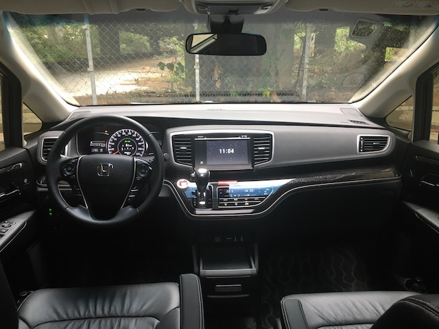 前座的改變，主要是方向盤右側的 Honda Sensing 功能，以及中款的黑檀木飾板。