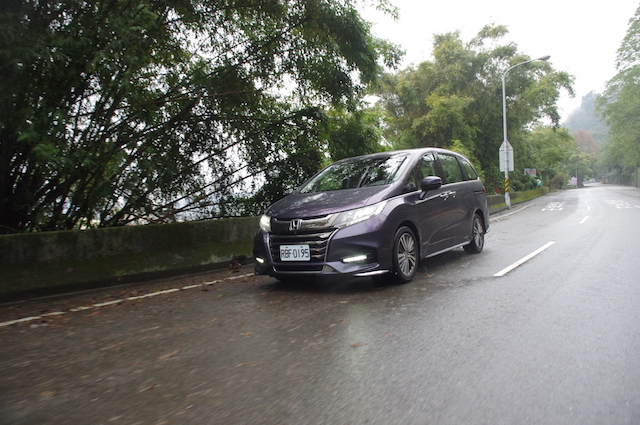 家庭用車的特性，讓 Odyssey 的動力表現傾向省油調教導向。