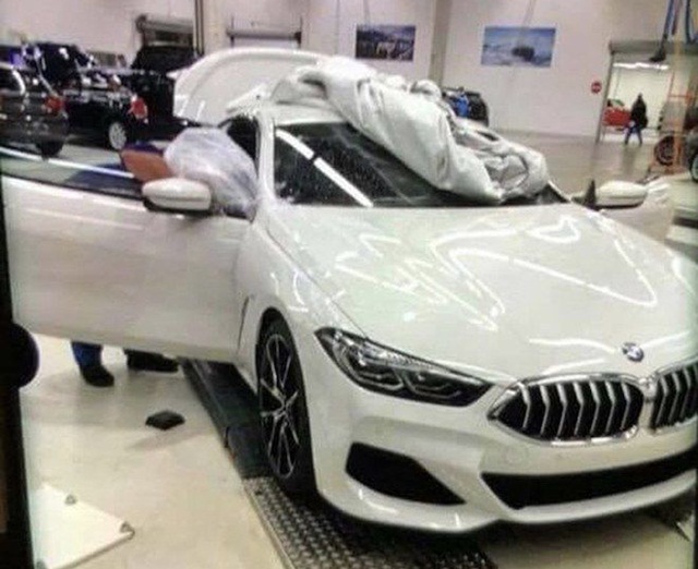全新 BMW 8-Series 的無偽裝實車照無預警在網路上流傳，從車頭來看，量產版本幾乎完美移植概念車的設計元素。