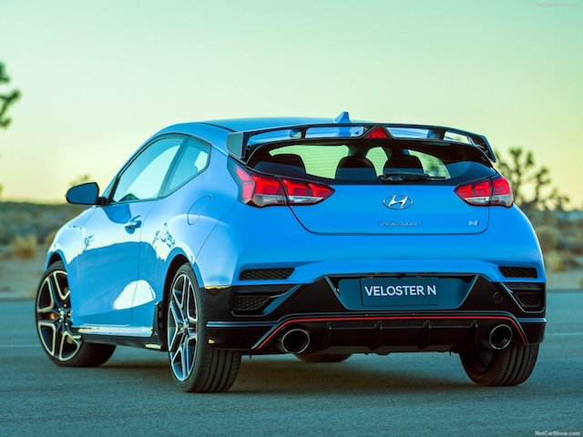 Veloster N 除了殺氣騰騰的後擾流翼外，更誇示的後保桿下分流器造型，及大口徑的圓形雙邊出排氣尾管，也和一般 Veloster Turbo（中出雙圓管）有著明顯區隔。