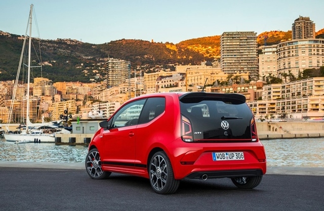 全車配有專屬空力套件、 GTI 專屬字樣與徽飾、 17 吋 Brands Hatch 式樣鋁圈、紅色前煞車卡鉗與 15 吋通風煞車碟、降低車高 15mm 的跑車化懸載，加上畫龍點睛的鍍鉻圓形尾管，將 up! GTI 的鋼砲跑格表露無遺。