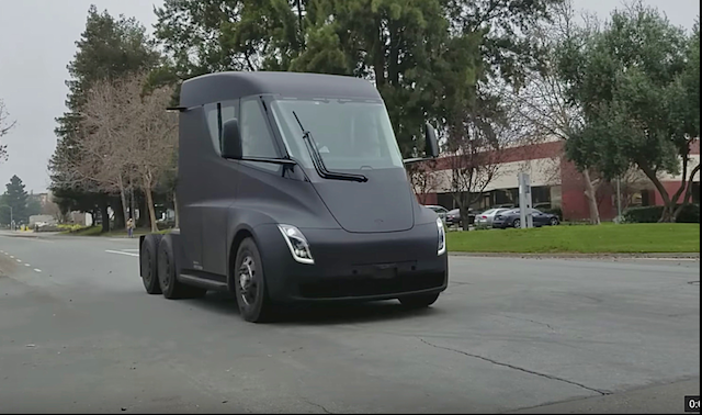 明年才會量產的 Tesla Semi 電動拖車頭，日前被網友直擊在路上行駛。