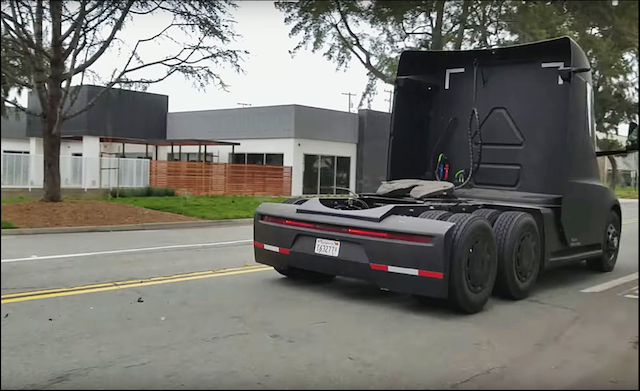 短短 7 秒的影片，卻大致看出 Tesla Semi 實車樣貌。