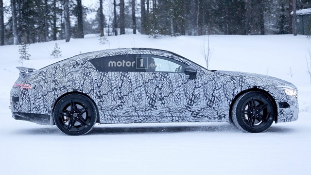 這輛 GT 4 門 Coupé偽裝測試車的身形線條看似維持著 Mercedes-AMG GT 概念車的設計基調。