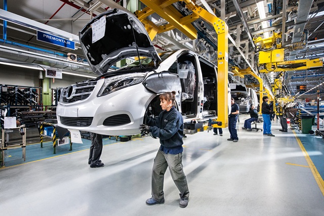 Mercedes-Benz 生產總監 Markus Schaefer 更表示，品牌客戶所需的奢侈品選項，仍是由人力進行組裝。