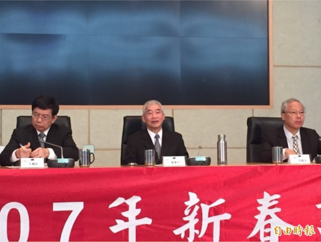 交通部今召開 107 年新春記者會,交通部長賀陳旦(中)表示,預計今年下半年開始研議,優先取消全台 8 萬輛第一、二期柴油車,國道每日通行費 20 公里免費優惠。(記者鄭瑋奇攝)