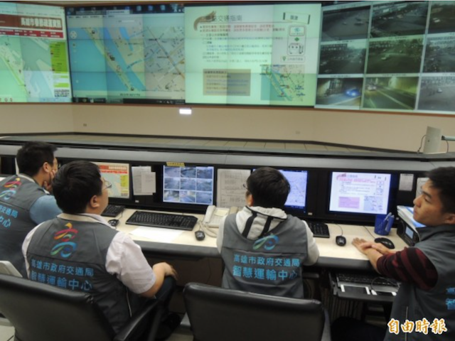 高市交通局智慧運輸中心春節期間將全面監控各道路車潮。(記者王榮祥攝)