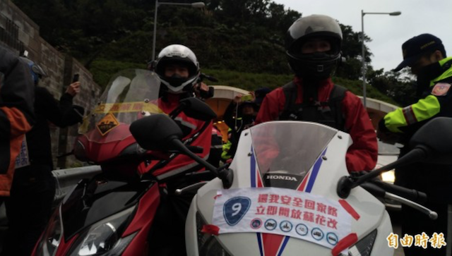 5 部機車從東澳闖入蘇花改，在蘇澳被警方攔下。（記者張議晨攝）