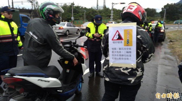 蘇花改今下午 4 點通車，2 部機車成功從蘇澳騎至東澳。（記者張議晨攝）