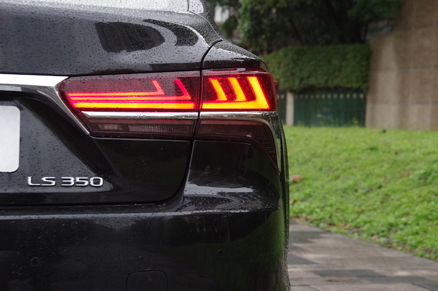 LED 為 LS 350 標配。