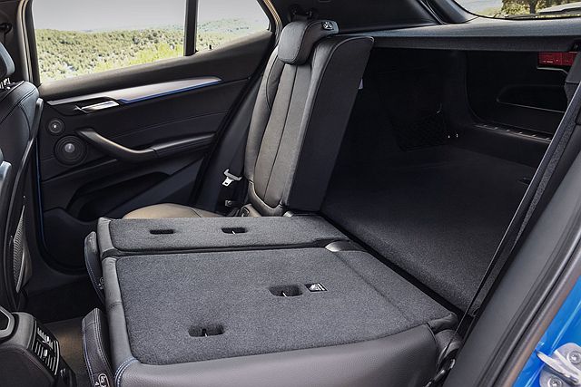 BMW X2 具備 2670mm 軸距設定，後廂滿座情況下為 470 公升容積，若將後排椅背全數打平則可增至 1335 公升，並提供 40/20/40 椅背比例傾倒設計。