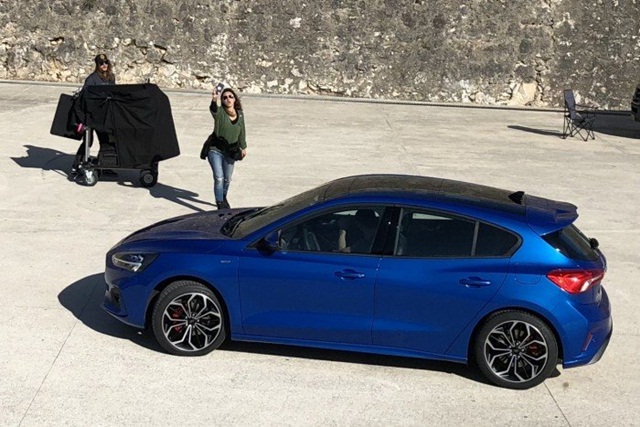 今年車壇重頭戲之一便是全新大改款 Ford Focus，繼先前捕獲到許多輕度偽裝測試照後，如今更是連偽裝都捨棄，直接大喇喇將實車外觀展示出來。