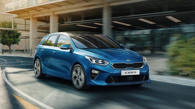 KIA 第 3 代 Ceed 車名寫法已由原先的 Cee’d 簡化而來，在保持品牌 Tiger Nose 視覺特徵下，外型修改得更洗鍊時尚，對年輕消費者肯定很有吸引力。 