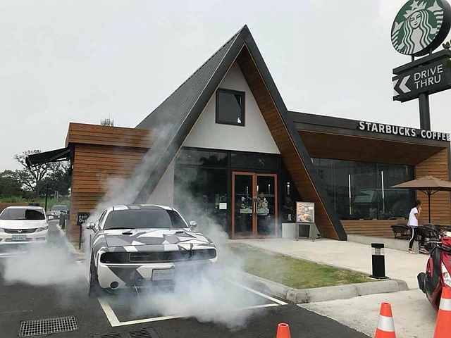 去年 10 月在知名美式咖啡連鎖店外燒胎的黃姓工程師，雖然日前依空氣汙染防制法已經開罰 5000 元，但同時也有網友因曾在網上轉載這輛車的照片且沒有處理車牌，以違反「個人資料保護法」為由，到警局製作筆錄。（取自臉書社團聯結車 大貨車 大客車 拉拉隊 運輸業 照片影片資訊分享團）