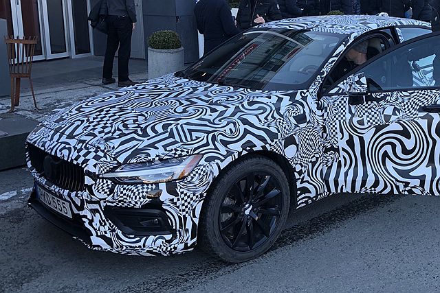 相同底盤發展而來新世代 Volvo S60，為何要慢半年才會對外發表？主要原因不僅來自會在美國生產，川普日前的提高進口關稅計畫，也讓 Volvo 抓到最佳時機。
