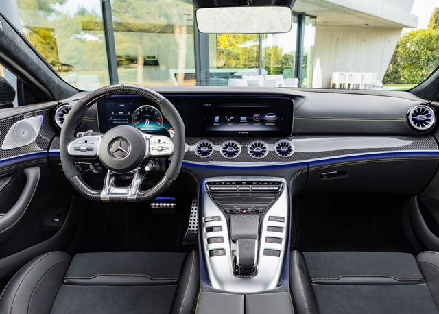 車艙內採用新世代 AMG 多功能跑車方向盤，儀表控台造型跟 CLS 轎跑車十分神似，主要差異在中控台介面與排檔中船座的設計。