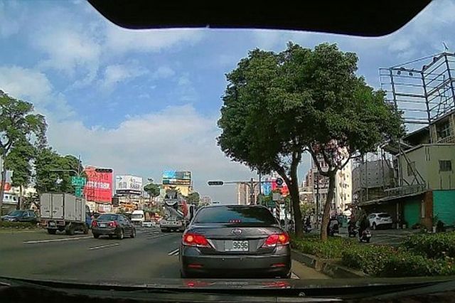郭姓車主將車牌掛反了，被民眾拍下向警方檢舉，警方依法開罰 5400 元並吊扣車牌。