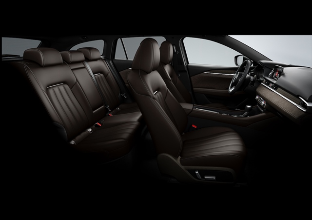 2019 年式 Mazda6 透過兼具麂皮與絲絨滑順質感的 Ultrasuede® NU 麂皮質感內飾，輔以緞面鍍鉻飾條裝飾的 Nappa 真皮座椅，展現出沉穩優雅的品味。