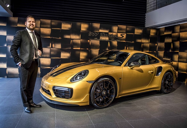 Porsche Exclusive Manufaktur 區域經理 Felix Schott 特地自德國來台介紹保時捷客製化服務的精神與內涵，他身旁全球限量 500 台的 911 Turbo S Exclusive Series 正是 Porsche Exclusive Manufaktur 的最佳代表。