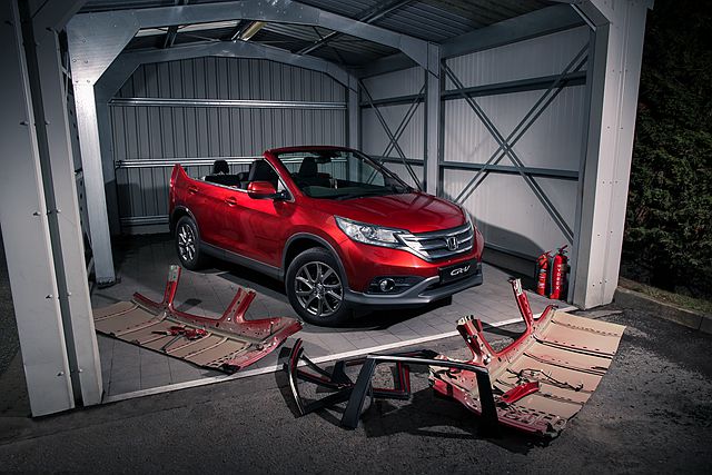 由於 CR-V Roadster 捨去車頂與 B、C 柱車頂結構，使車輛剛性減少 100％，因此不能上路行駛。這就是今年 Honda 的愚人節行銷話題。