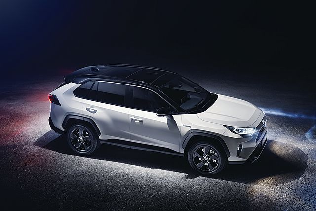 全新歐規 Toyota RAV4 外觀設計不變動，但引擎將會有新 2.0 升汽油選項，並可搭配手排變速系統。