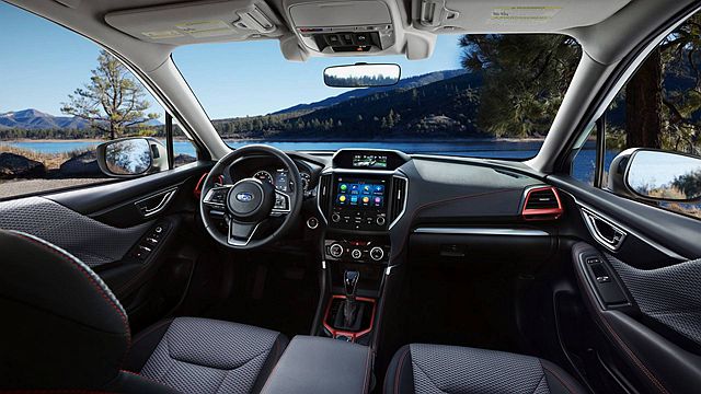 灰色內裝與專屬橙色飾板，也是 Subaru Forester Sport 車型專屬使用，並多了  Sport Sharp 行車模式、方向盤換檔撥片等配備。