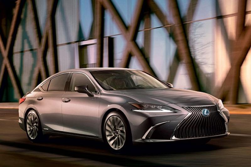 日前 Lexus 發出一張車頭預告圖，當時便推測是新一代的 ES 車系，如今原廠終於公布全新 ES 的外觀定裝照，以及一段新車影片。