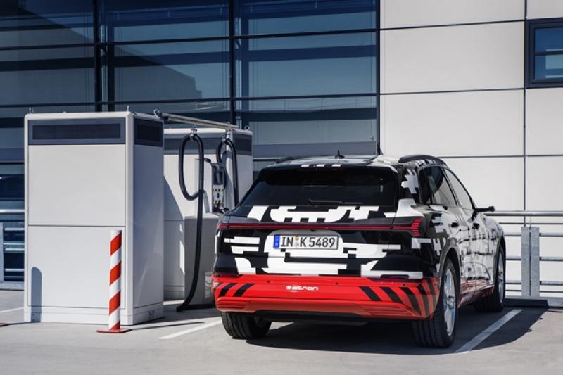 Audi e-tron prototype 適用行動充電站及家用充電多元系統，並通過 WLTP 測試，最大續航力超過 400 公里。