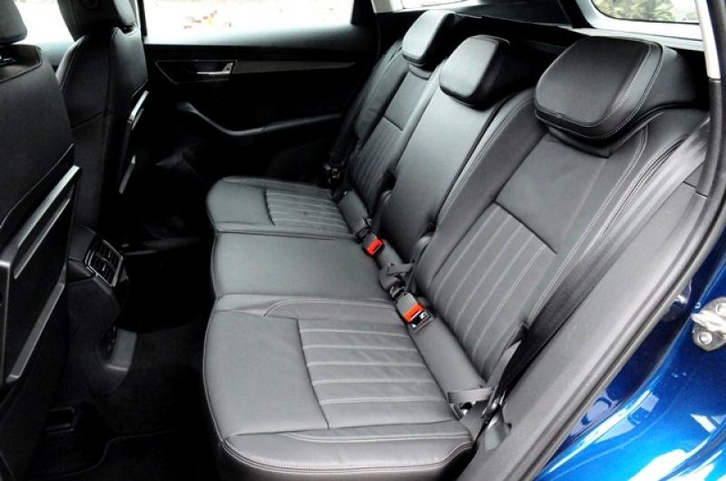車內乘坐空間表現更是 Skoda 的強項,雖然車長僅有 4,382 mm,但前後輪都盡量外移,讓 Karoq 的軸距仍達到 2,638mm 之譜。