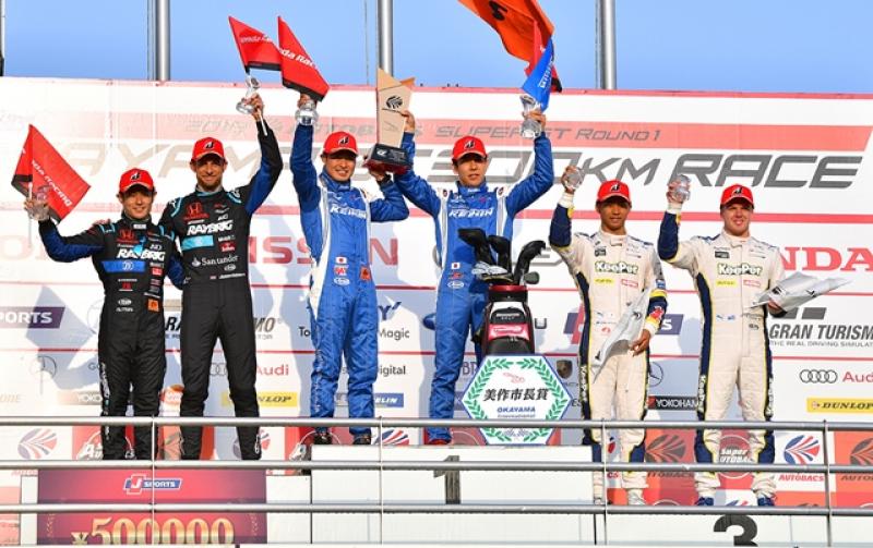 英國前 F1 世界冠軍車手 Jenson Button 與日本車手山本尚貴（圖左二人）一同駕駛 100 號 RAYBRIG NSX-GT 出賽 GT500 組，在開幕賽岡山站跑出頒獎台上亞軍完賽的佳績。