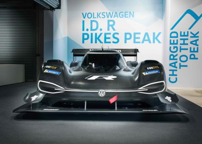 I.D. R Pikes Peak 配置前後雙電動馬達、恆時4輪驅動系統（附扭力分導裝置）等創新科技，可在 2.25 秒內完成靜止加速至時速百公里。