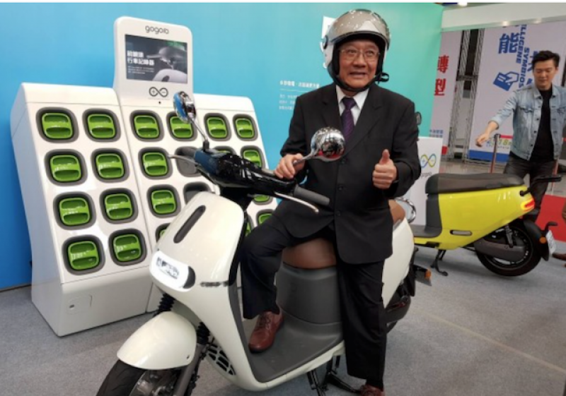 中油董事長戴謙試乘 Gogoro。（記者黃佩君攝）