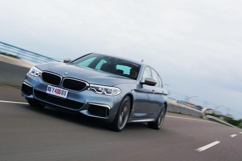 去年就已發表上市的 BMW M550i xDrive，總代理針對新年式車型進行價格調整，建議售價為 459 萬台幣起（下調 26 萬元）。