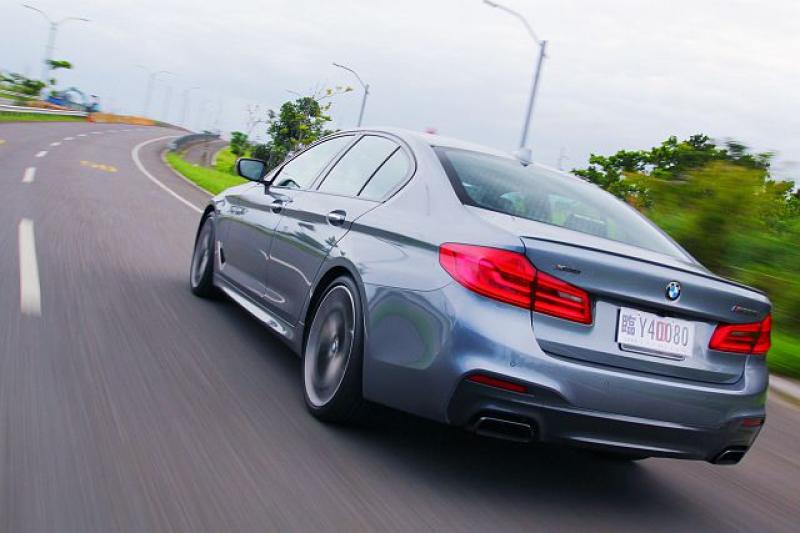 BMW M550i xDrive 配有 xDrive 智慧型四輪傳動系統，讓駕駛不用擔心大馬力所帶來的日常用車影響。
