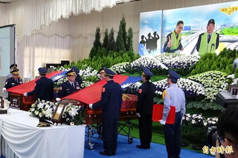 2位國道警殉職後，交通擬修法強制國道處理事故穿反光背心。圖為國道警察幹部們為殉職兩警郭振雄、葉家豪棺柩覆蓋警旗與國旗。（資料照）