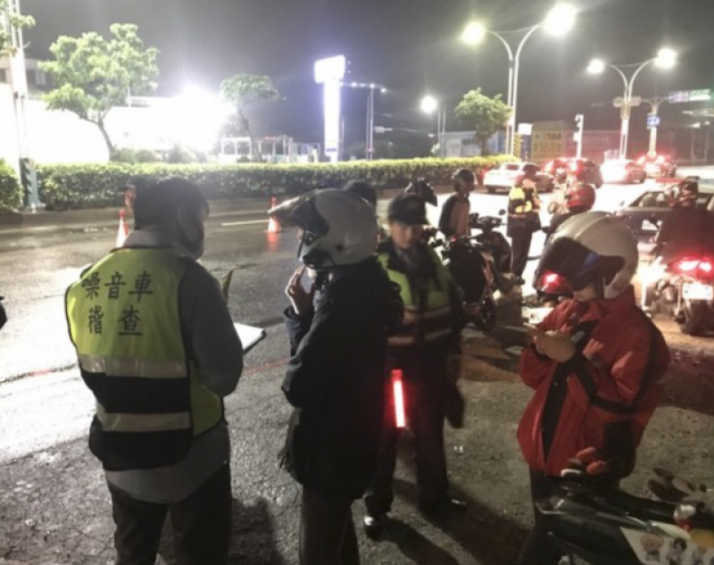警方、環保局聯合稽查不當車輛改裝。（記者徐聖倫翻攝）