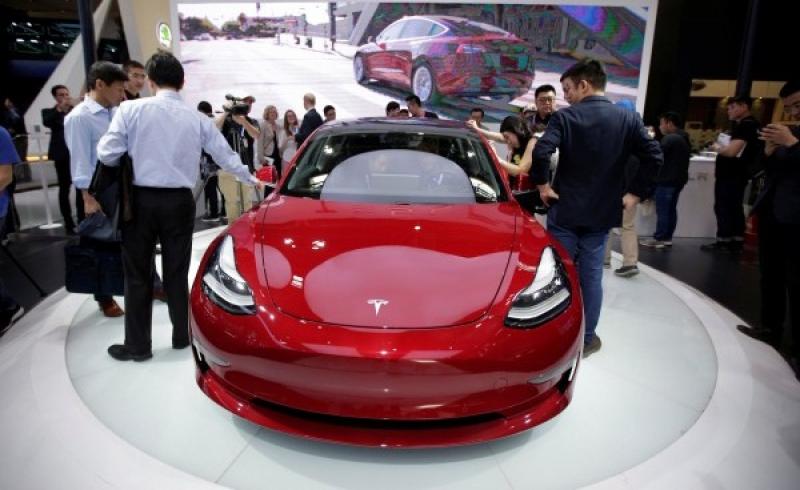 為了加速Model 3生產速度，穆斯克（Elon Musk）不畏高風險從歐洲空運生產設備到加洲車廠。（路透資料照）