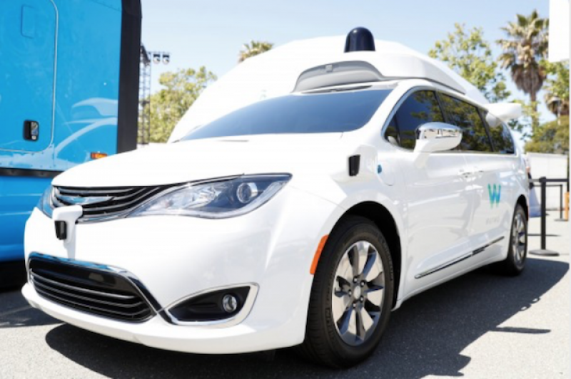 Google 旗下自駕車公司 Waymo 將擴編，已向飛雅特克萊斯勒集團（FCA）添購 6 萬 2 千輛 Pacifica 油電混合休旅車。圖為 Waymo 自駕車。（路透）